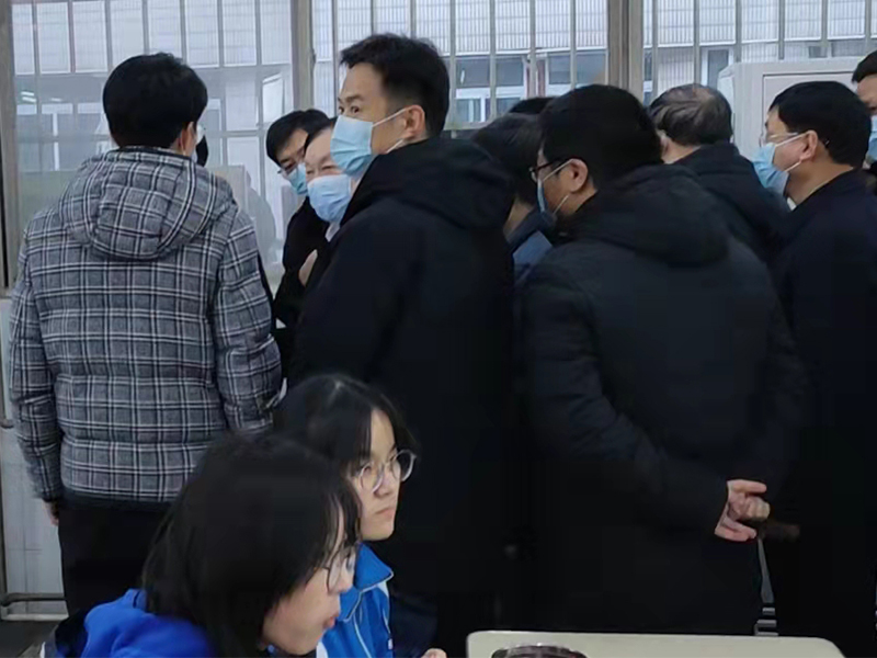 祁副市長對新鄉(xiāng)市眾誠餐飲管理有限公司管理的河南師范大學(xué)附屬中學(xué)學(xué)生餐廳進(jìn)行視察工作